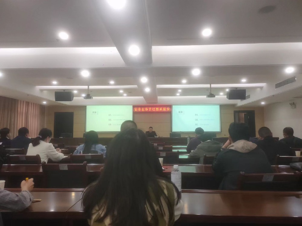 孝感市市監(jiān)局醫(yī)械科長李宏斌親自來培訓醫(yī)療器械生產(chǎn)管理